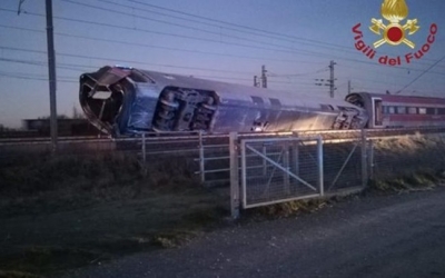 Εκτροχιάστηκε τρένο κοντά στο Μιλάνο – Τουλάχιστον 2 νεκροί και 30 τραυματίες (εικόνες)