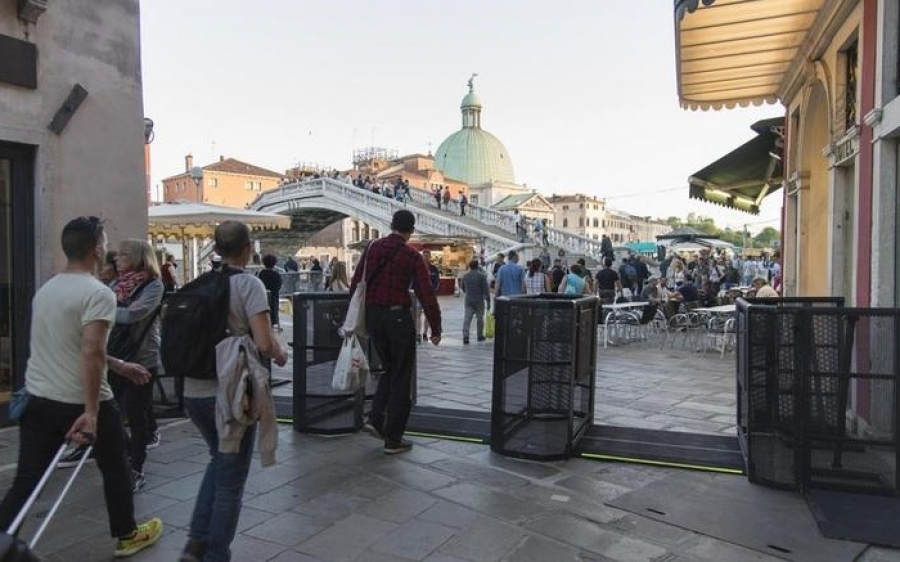 Μεταλλικές μπάρες για τον περιορισμό της διέλευσης των τουριστών έβαλαν στη Βενετία