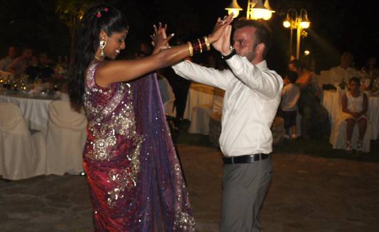 Ένας παραμυθένιος γάμος με Κεφαλλονίτη γαμπρό και Ινδή νύφη στο Τραπεζάκι