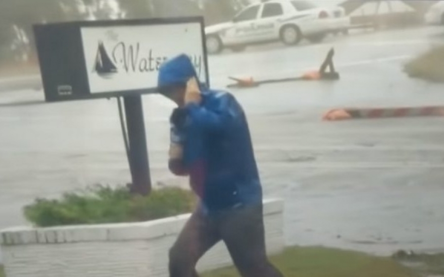 Το... τερμάτησε! Ρεπόρτερ μάχεται με τον τυφώνα Φλόρενς, ενώ πίσω του κάποιοι περπατούν χαλαροί!  (video)