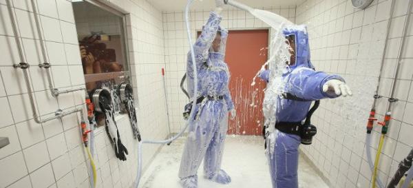 Ετσι είναι ντυμένοι οι γιατροί που κάνουν έρευνες για τον ιό του Εμπολα -Σκηνικό από ταινίες επιστημονικής φαντασίας