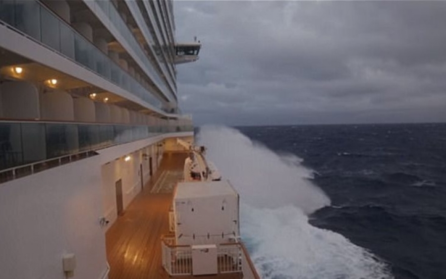 Η κρουαζιέρα του τρόμου: Πλοίο στο έλεος «κυκλώνα-βόμβα» για τρεις μέρες! (video + εικόνες)