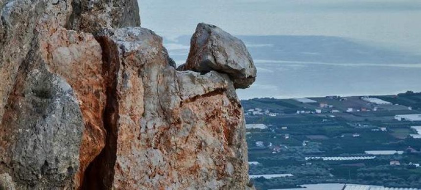Ο βράχος που κρέμεται πάνω από τo Λεωνίδιο και «απειλεί» το χωριό [εικόνα]