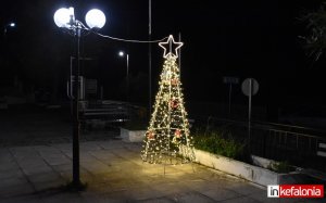 Όμορφο Χριστουγεννιάτικο δέντρο και στα Μουσάτα (εικόνες)