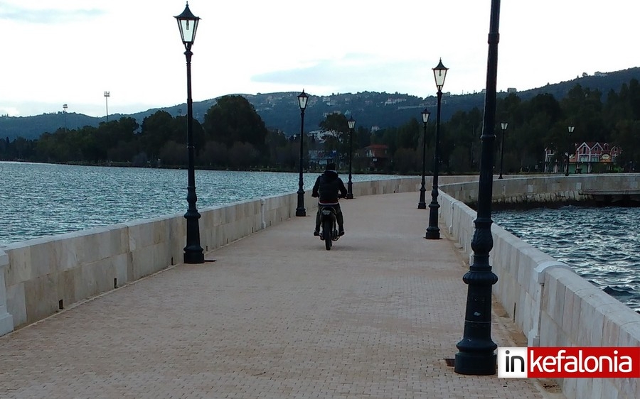 Αρνούνται να καταλάβουν ότι η γέφυρα Δεβοσέτου είναι μόνο πεζόδρομος ! (εικόνα)