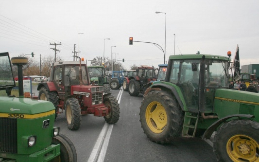 Μπλόκα Αγροτών: Έκλεισαν την εθνική οδό Πατρών - Κορίνθου!
