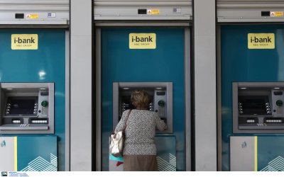 Μηνιαίο «χαράτσι» στους λογαριασμούς σχεδιάζουν οι τράπεζες