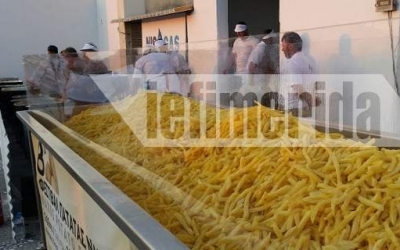 Η Νάξος μπήκε στο Γκίνες! Τηγάνισαν 495 κιλά πατάτες [εικόνες]