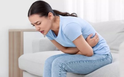 Πόνος στο στομάχι: 9 φυσικές λύσεις που ανακουφίζουν – Τι να αποφύγετε