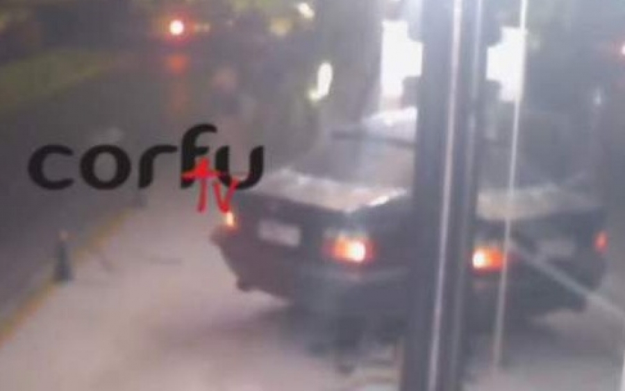 Σοκαριστικό βίντεο: ΙΧ μπούκαρε σε μπαρ της Κέρκυρας - Από θαύμα σώθηκαν τρεις νεαροί