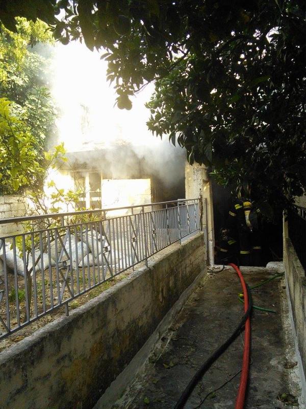 Κατεσβέσθη η πυρκαγιά σε σπίτι στο Αργοστόλι - Ανανεωμένο (εικόνες)