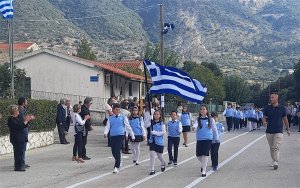 Η παρέλαση του Δημοτικού σχολείου Αγίου Γεράσιμου στα Ομαλά (εικόνες)