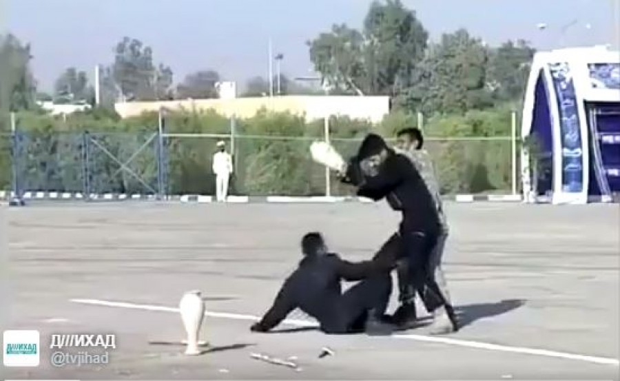 Η... μεγάλη των μπάτσων σχολή του Ιράν. Η αποτυχημένη επίδειξη και τα νεύρα του στρατηγού (video)
