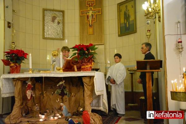 Με κατάνυξη τελέστηκε η λειτουργία των Χριστουγέννων στην Καθολική του Αργοστολίου (εικόνες + video)
