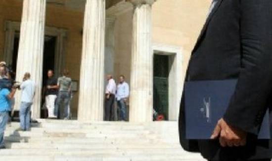 Βουλευτές &quot; Χρυσής Αυγής και του ΣΥΡΙΖΑ&quot; ήρθαν στα χέρια στο προαύλιο της Βουλής 