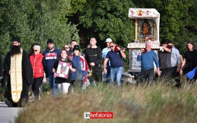 Πλήθος πιστών συνόδευσε την εικόνα της Παναγίας των Σισσίων στα Βλαχάτα