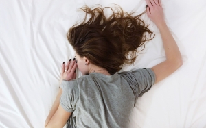 Λιγότερες από επτά ώρες ύπνου προκαλούν βλάβες στην ψυχική και σωματική υγεία