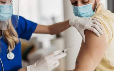 Εμβολιασμοί: Σύγχυση με λάθος μηνύματα (SMS) για την τρίτη δόση – Τι έχει συμβεί