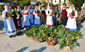Λύκειο Ελληνίδων: Μοίρασαν ευχές και… αγιοβασιλίτσες στο Αργοστόλι! (εικόνες)
