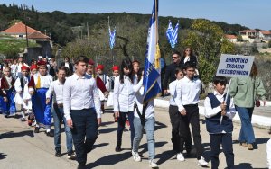 Η μαθητική παρέλαση για την επέτειο της 25ης Μαρτίου στην Ερισσο (εικόνες)