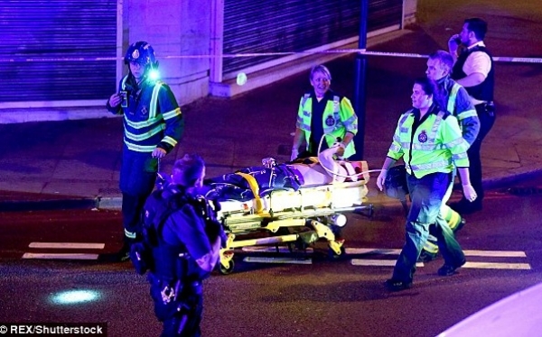 Τρόμος ξανά στο Λονδίνο: Βαν έπεσε σε πλήθος -Ενας νεκρός, 10 τραυματίες [εικόνες]