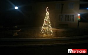 Όμορφο το Χριστουγεννιάτικο Δέντρο και στον Καραβάδο! (εικόνες)