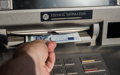 Προμήθεια 2 - 3 ευρώ για αναλήψεις από ATM άλλων τραπεζών