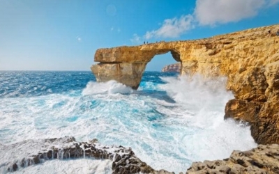 Μάλτα: Κατέρρευσε στη θάλασσα το «Γαλάζιο Παράθυρο» (εικόνες)