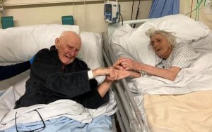 Κορονοϊός: Παγκόσμια συγκίνηση από τον τελευταίο αποχαιρετισμό ηλικιωμένου ζευγαριού