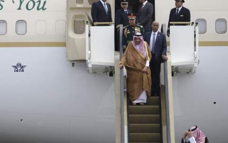 Ο Σαουδάραβας βασιλιάς κατέβηκε με κυλιόμενη από το αεροπλάνο -6 άτομα του κρατούσαν ομπρέλες [εικόνες &amp; βίντεο]