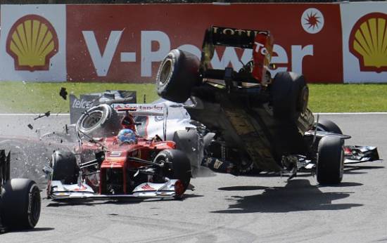 Καταστροφική εκκίνηση στην F1 – Διαλύθηκαν 4 μονοθέσια (photo + video)