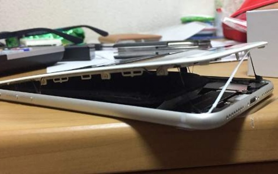 Συναγερμός για το iPhone 8 Plus: &quot;Φουσκώνει&quot; η μπαταρία και το κινητό ανοίγει στα δύο -Περιστατικό και στην Ελλάδα