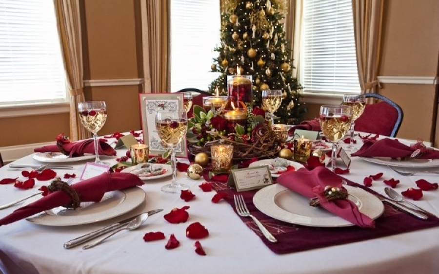 Πανέμορφα στολισμένα χριστουγεννιάτικα τραπέζια!