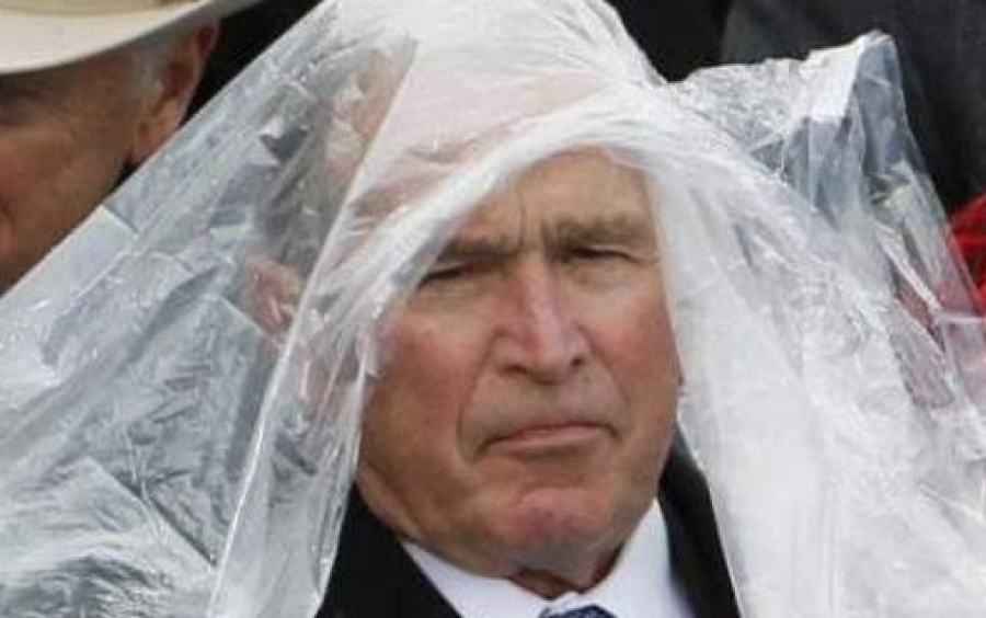 Ο γκαφατζής Τζωρτζ Μπους -Δεν μπορούσε να φορέσει το αδιάβροχο [εικόνες]