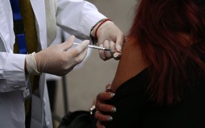 Κορονοϊός: Προς σύσταση για τέταρτη δόση εμβολίου στους άνω των 60 – Στις 6 οι ανακοινώσεις