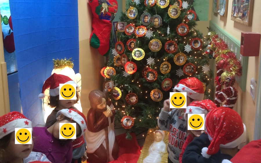 Τα παιδιά από το «Kόκκινο Μπαλόνι» στόλισαν το χριστουγεννιάτικο δεντρό! (εικόνες)