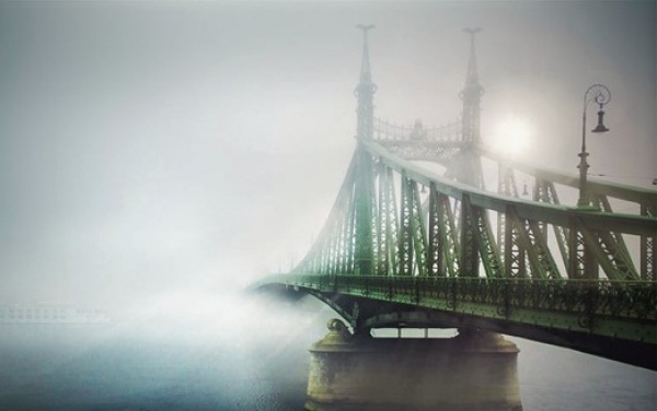 Όταν οι γέφυρες της Βουδαπέστης ξεπροβάλλουν μέσα από την ομίχλη!