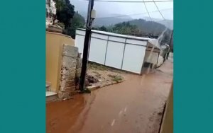 Άσσος: Γέμισε και πάλι λάσπη από την σημερινή βροχόπτωση (video)