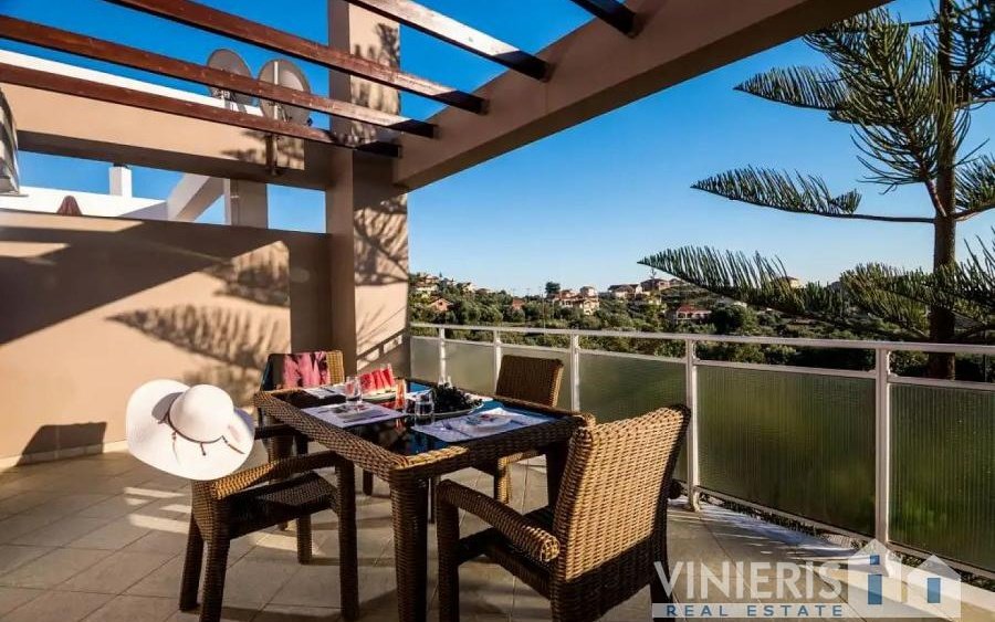 Vinieris Real Estate: Μοντέρνα μονοκατοικία 3 επιπέδων στα Χελμάτα