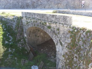 Το πέτρινο γεφύρι προς Μονοδέντρι Φάλαρης Δειλινάτων και η ιστορία του