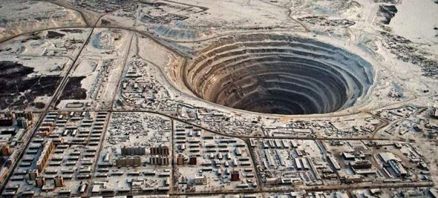 Μια «εξωγήινη» τρύπα – Το εγκαταλελειμμένο ορυχείο διαμαντιών που «ρουφάει» τα ελικόπτερα [εικόνες]