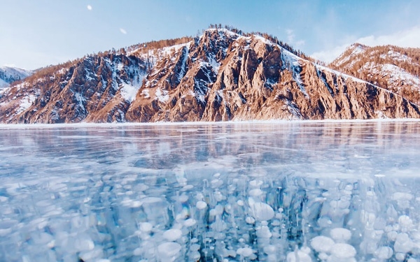 Μαγευτικές φωτογραφίες από την παγωμένη λίμνη Βαϊκάλη