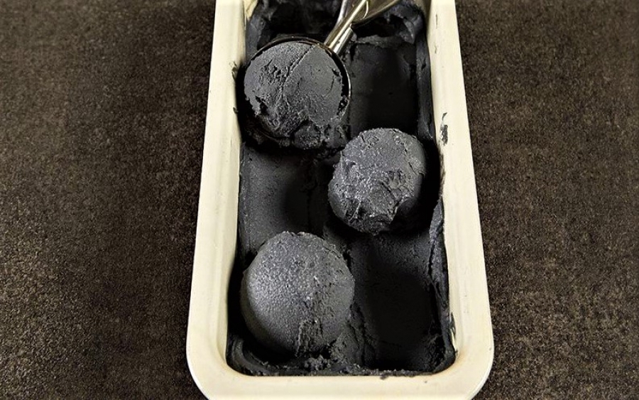 Μαύρο vegan παγωτό καρύδας από τον Άκη Πετρετζίκη