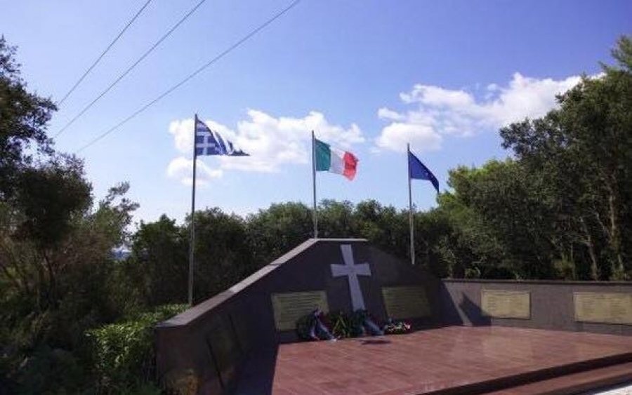 Ανάποδα κυματίζει η Ελληνική σημαία στο Μνημείο των Ιταλών στο Αργοστόλι!