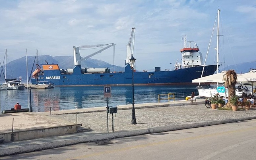 Νέες ανεμογεννήτριες έφτασαν στο λιμάνι της Σάμης (εικόνες)