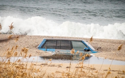 Πρέβεζα: Δείτε το αυτοκίνητο που θάφτηκε στην άμμο!