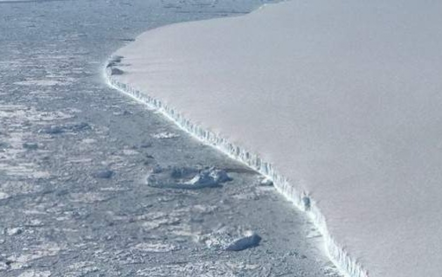 Εντυπωσιακές αεροφωτογραφίες από το γιγάντιο παγόβουνο που αποκολλήθηκε στην Ανταρκτική [εικόνες]