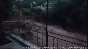 H στιγμή που το ποτάμι περνάει μέσα από τα Δρακοπουλάτα (video)