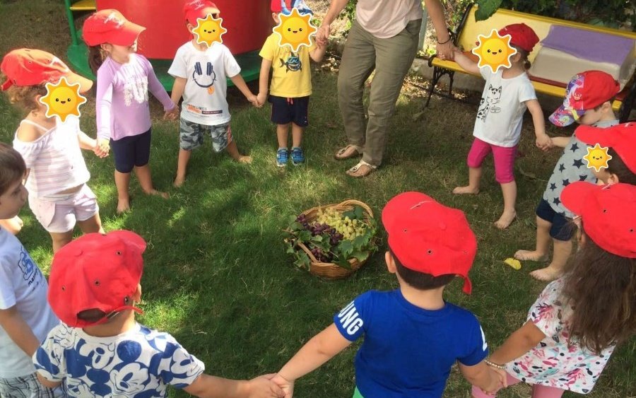Τα παιδιά στο Κόκκινο Μπαλόνι τρύγησαν και έφτιαξαν μουστοκούλουρα