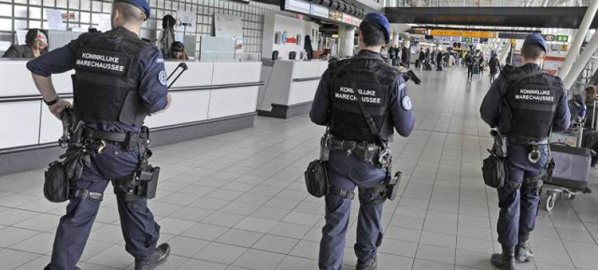 Die Welt: Η Κομισιόν σχεδιάζει αυστηρότερα μέτρα στα αεροδρόμια -O έλεγχος θα γίνεται από το πεζοδρόμιο